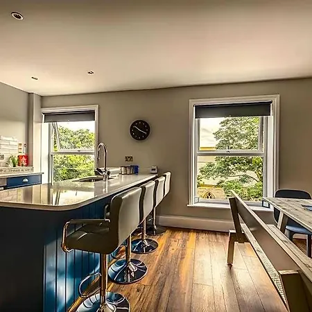 Bay View Apartment *